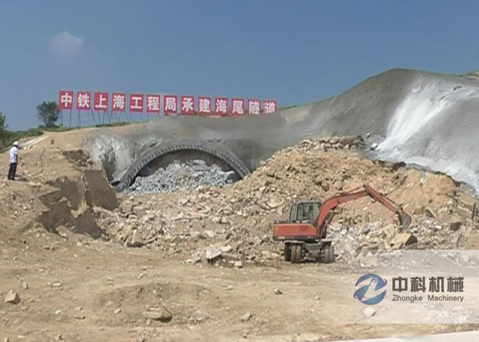 中鐵上海工程局福廈客專拱頂帶模注漿一體機(jī)施工現(xiàn)場(chǎng)