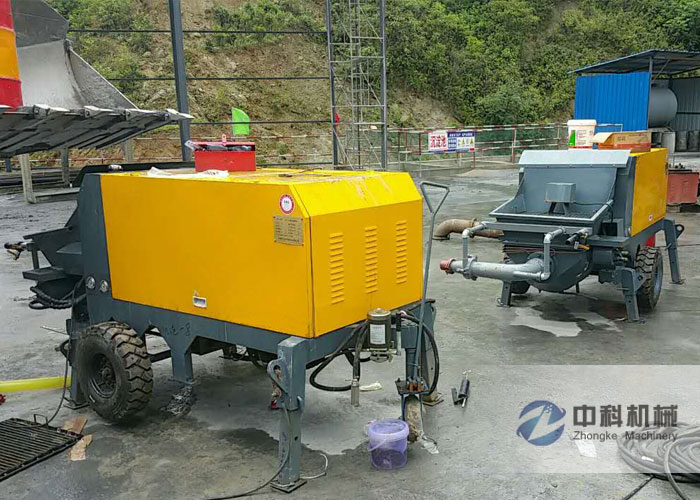 中鐵十七局液壓濕噴機施工現(xiàn)場-1