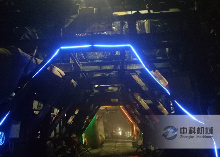 中鐵一局蒙華鐵路拱頂帶模注漿一體機施工現(xiàn)場-2