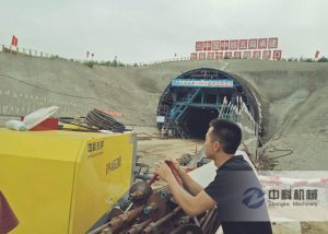 中鐵五局牡佳客專液壓濕噴機(jī)施工現(xiàn)場(chǎng)