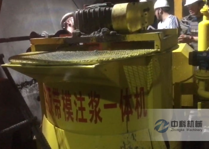 中鐵一局拱頂帶模注漿一體機(jī)帶模注漿施工現(xiàn)場(chǎng)-1