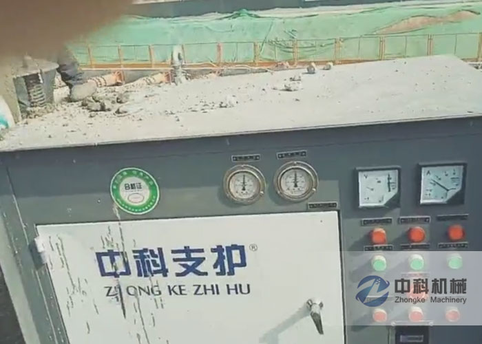 中交二航局ZK700型混凝土濕噴機施工現(xiàn)場-1