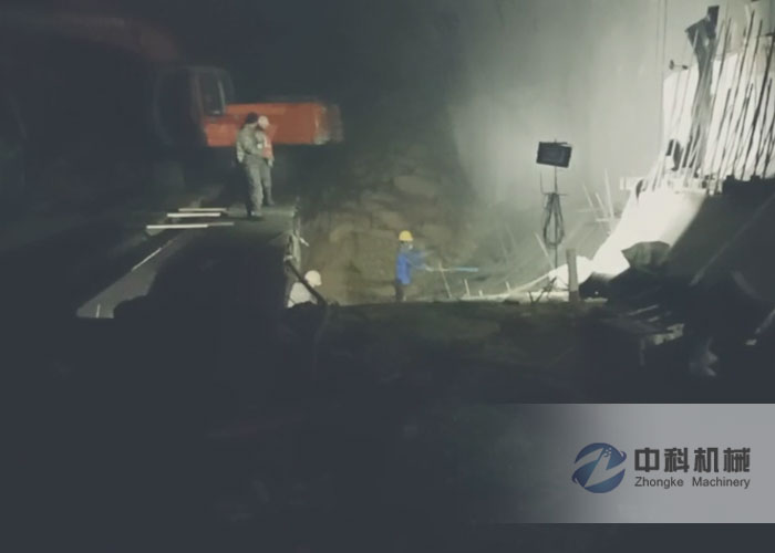 中鐵十九局液壓濕噴機施工現(xiàn)場