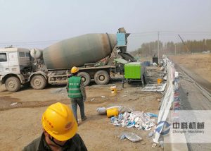 中鐵十二局液壓濕噴機(jī)施工現(xiàn)場（2）