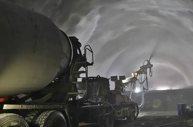 混凝土濕噴臺車是隧道及地下工程施工的主要裝備