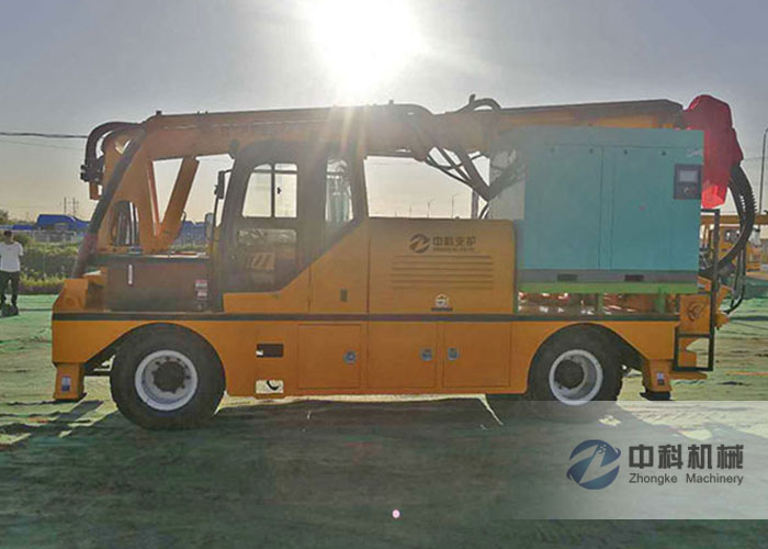 中交一公局混凝土濕噴臺車施工現(xiàn)場-2