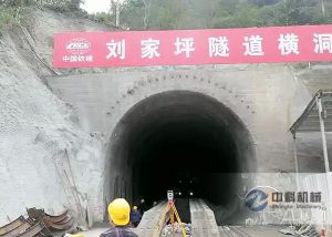 中鐵十七局液壓濕噴機(jī)施工現(xiàn)場