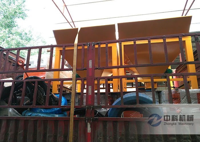 蘭州雙液注漿機(jī)、噴漿機(jī)大料斗發(fā)貨現(xiàn)場-0