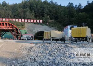 中鐵十七局雙噴頭液壓濕噴機施工現(xiàn)場