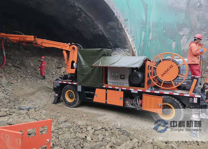 隧道混凝土濕噴臺車施工現(xiàn)場-0