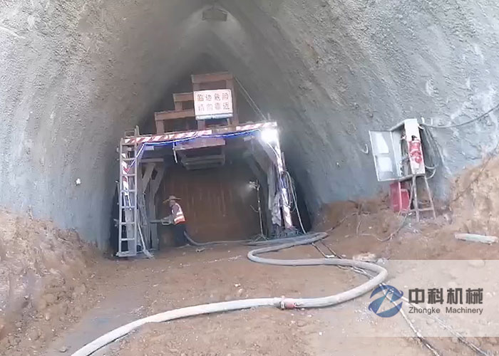 中交二航局液壓濕噴機(jī)施工現(xiàn)場(chǎng)-3