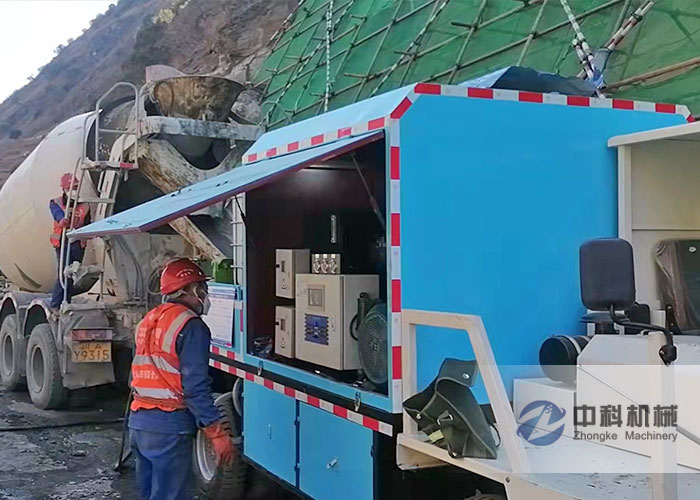 中水電車載混凝土濕噴臺車施工現(xiàn)場-1
